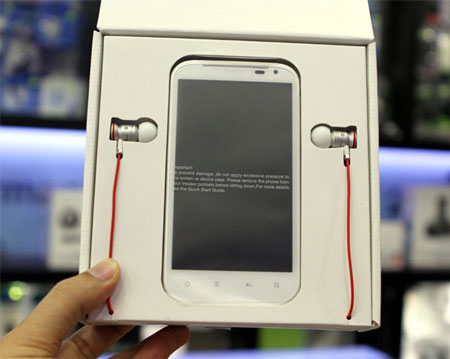 HTC Sensation XL chính hãng giá 15,9 triệu đồng