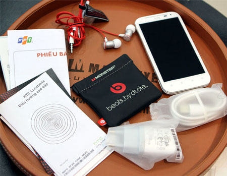 HTC Sensation XL chính hãng giá 15,9 triệu đồng