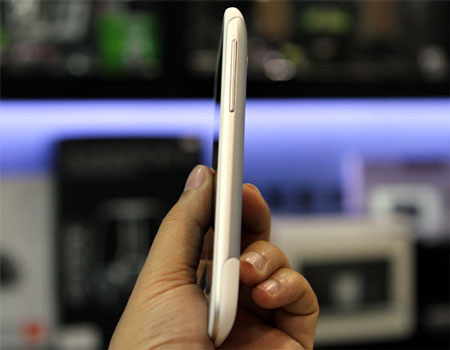 HTC Sensation XL chính hãng giá 15,9 triệu đồng