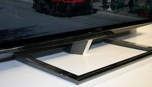 Chân đế của Toshiba thiết kế khá đặc biệt với khung kim loại hình chữ nhật rỗng.