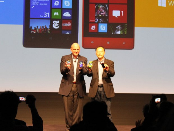 Steve Ballmer và giám đốc điều hành Peter Chou của HTC HTC quyết định không bán Windows phone 8S tại Mỹ