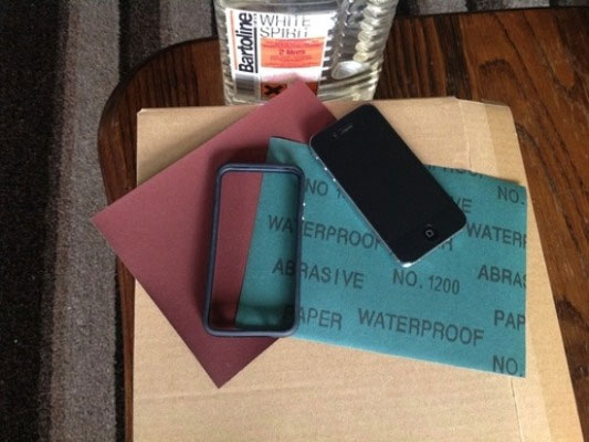 Dùng giấy nhám chà xát màn hình Cách hồi sinh cho những chiếc smartphone bị xước màn hình