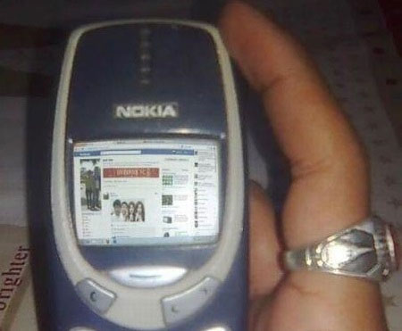 Điện thoại cục gạch cũng có thể lướt Twitter Cầm điện thoại "cục gạch" cũng có thể lướt Twitter