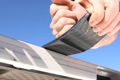 Điện thoại LG G Flex bị tra tấn Điện thoại LG G Flex bị bẻ mạnh vẫn không hỏng