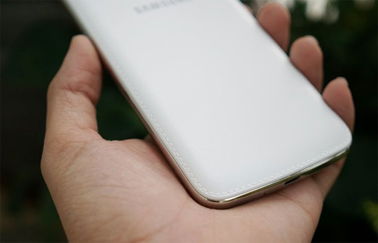 Mặt lưng của model này cũng có những "đường chỉ may" vân nhựa. Hình ảnh thực tế Galaxy Grand 2 đầu tiên tại Việt Nam