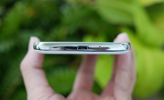 Lớp viền giả kim loại khá bóng bẩy và bám vân tay Hình ảnh thực tế Galaxy Grand 2 đầu tiên tại Việt Nam