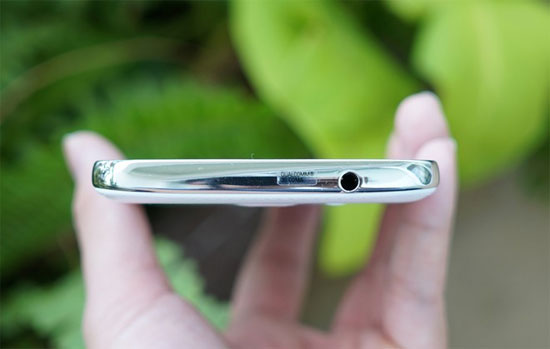 Máy được trang bị những cổng kết nối cơ bản. Hình ảnh thực tế Galaxy Grand 2 đầu tiên tại Việt Nam