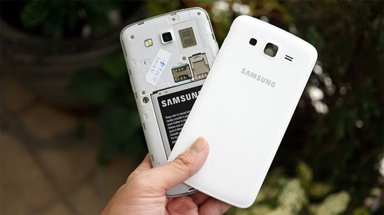 Phần lưng của máy có thể tháo rời để lắp 2 SIM, pin và thẻ nhớ Hình ảnh thực tế Galaxy Grand 2 đầu tiên tại Việt Nam