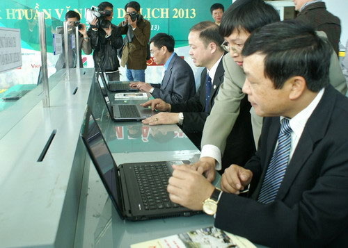 Lãnh đạo tỉnh Lâm Đồng kiểm tra và truy cập thử Wi-Fi miễn phí. TP Đà Lạt khai trương hệ thống Wi-Fi miễn phí