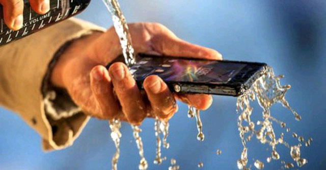 Độ bền của Xperia Z3 khi đổ nước vào Smartphone Sony Xperia Z3