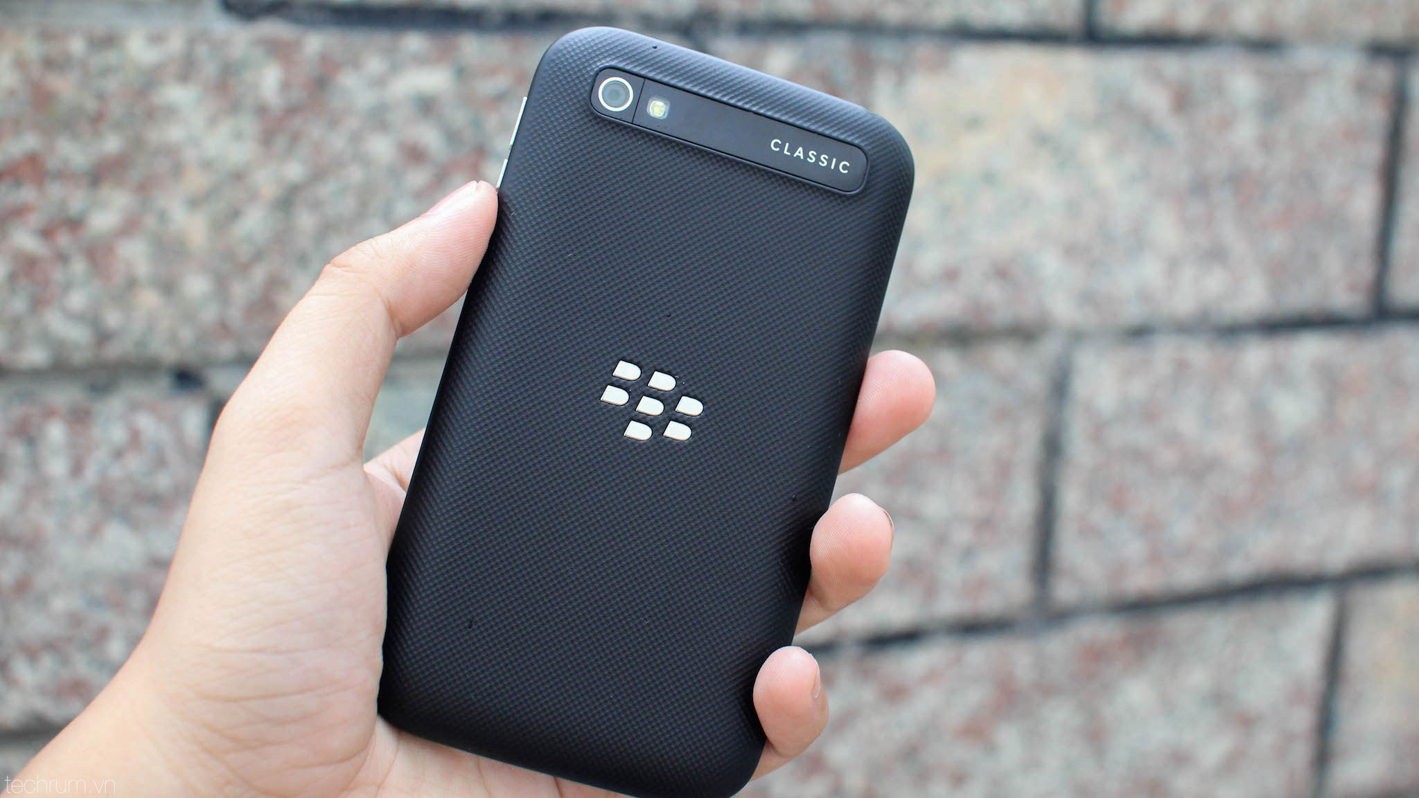 Phần lưng máy của Blackberry Classic