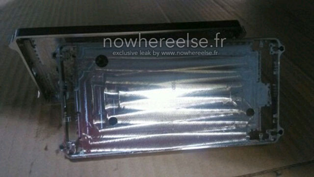 Thân máy có nhiều lỗ lớn, có thể là dành cho camera hoặc microphone khử ồn khía sau Galaxy S6