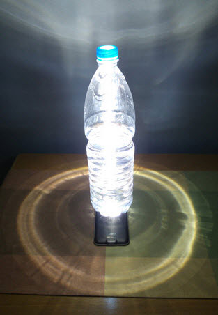 Dùng đèn led smartphone làm đèn bàn