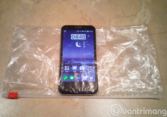 Túi Ziploc là bạn thân của smartphone