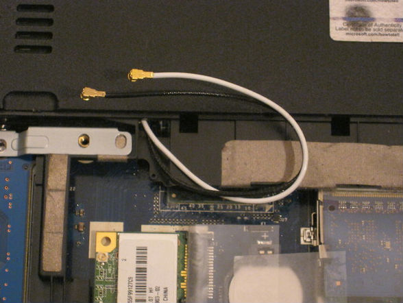 Bạn có thể kéo dây cáp ăng-ten về phía phần hàm nhựa để không bị rối mắt khi làm.