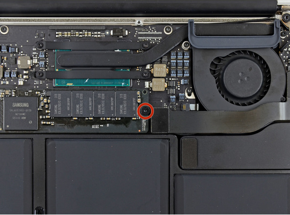 Bước 4 tháo ốc vít 5 cạnh Bước 4