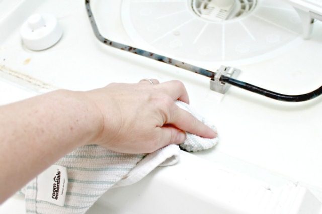 Dùng miếng vải cọ sạch Dùng miếng vải cọ sạch