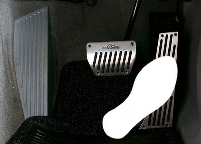 Vị trí gót chân thẳng hàng với bàn đạp phanh và người lái xe chỉ xoay cổ chân để sử dụng bàn đạp ga hoặc bàn đạp phanh. Chân không rời sàn