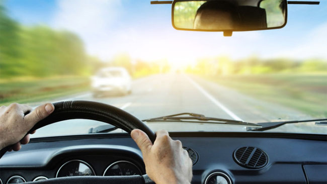 Luôn luôn chú ý điều khiển xe, làm chủ tay lái Làm gì để không bị "nhầm chân phanh và chân ga