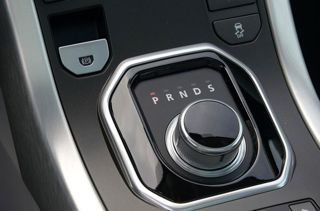 Lưu ý trong khi dừng hoặc đỗ xe  Làm gì để không bị "nhầm chân phanh và chân ga