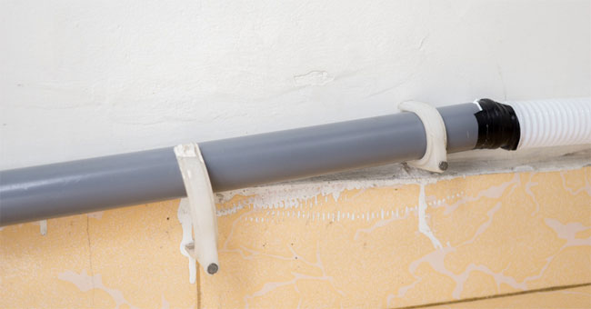 Chỉnh lại vị trí ống xả  Các lỗi kẹt máy giặt và cách khắc phục