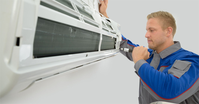 Tại sao điều hòa lại thổi ra hơi nóng?