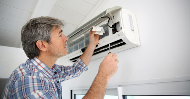 Tại sao điều hòa lại thổi ra hơi nóng?