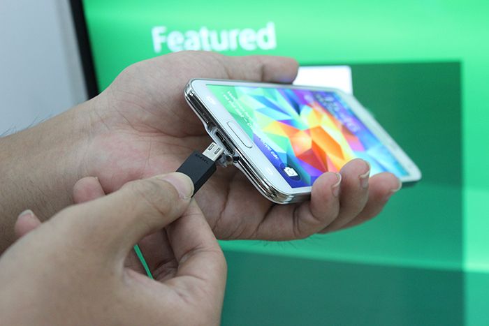 Sử dụng cáp MHL  kết nối điện thoại Android với tivi Samsung