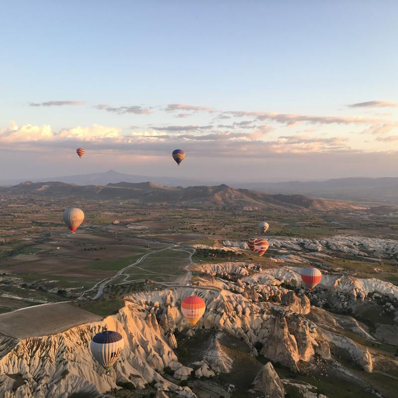 Vùng núi đá và hang động bị xói mòn ở vùng Cappadocia, Thổ Nhĩ Kỳ từ trên khinh khí cầu.