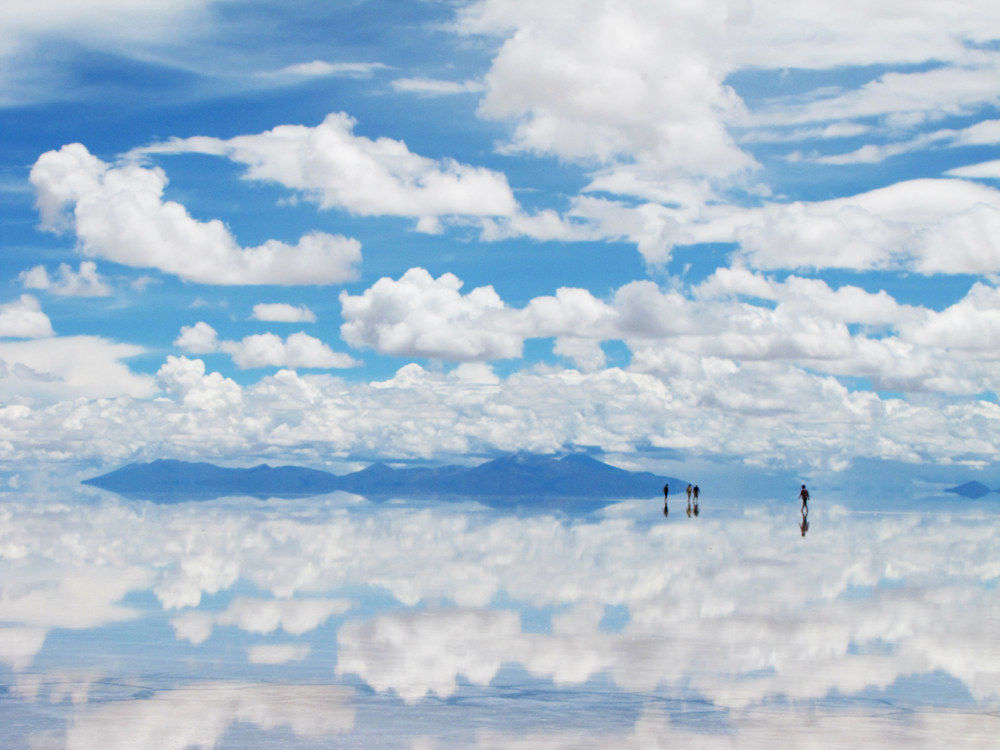 Mặt hồ muối lớn nhất thế giới Salar de Uyuni ở Bolivia như một tấm gương phản chiếu bầu trời rộng lớn .