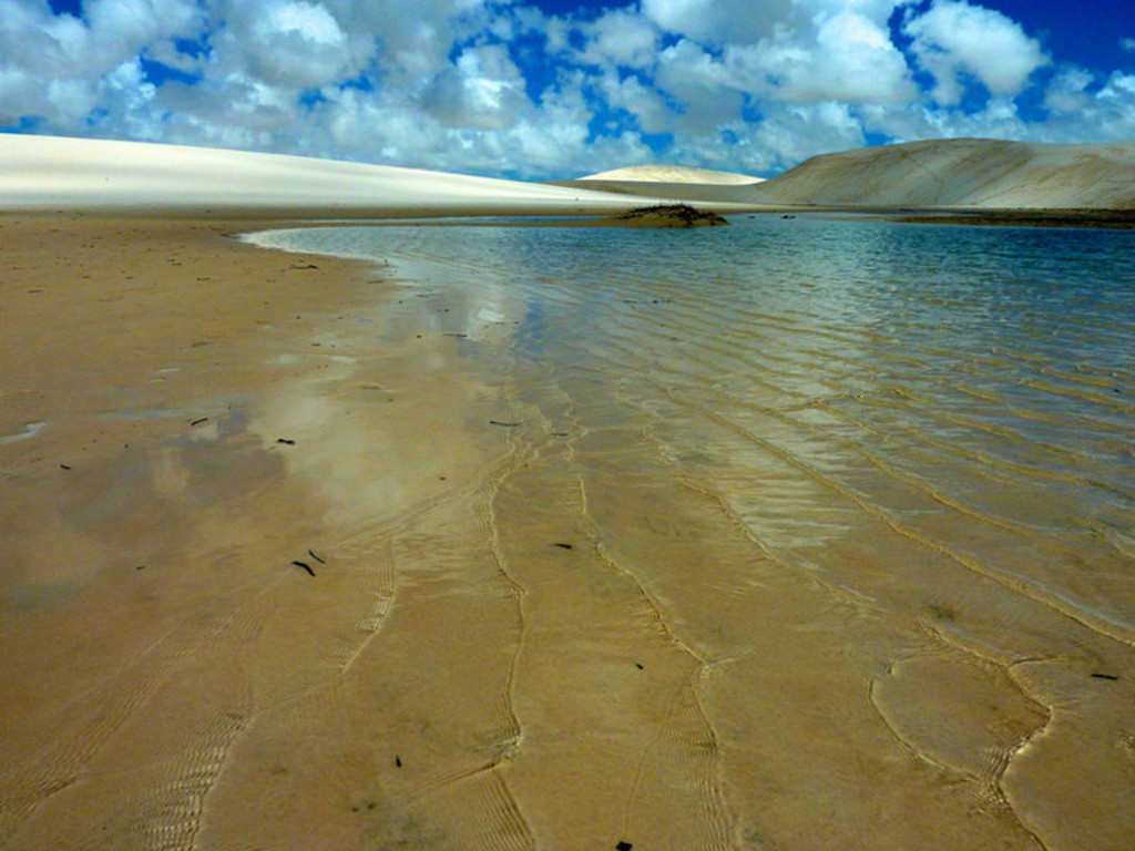 Cồn cát trắng ở Vườn quốc gia Lencois Maranhenses, Brazil trông giống như một sa mạc.