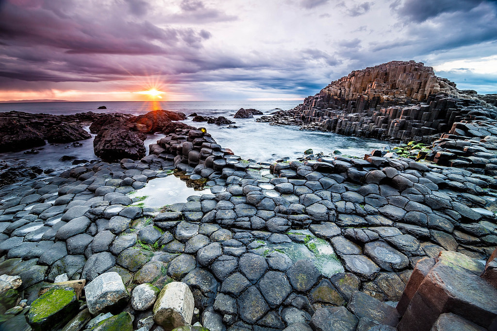 Ghềnh đá đĩa khổng lồ ở Ireland có khoảng 40.000 viên đá đa giác bazan màu đen xếp chồng lên nhau tạo nên một quang cảnh tuyệt đẹp.