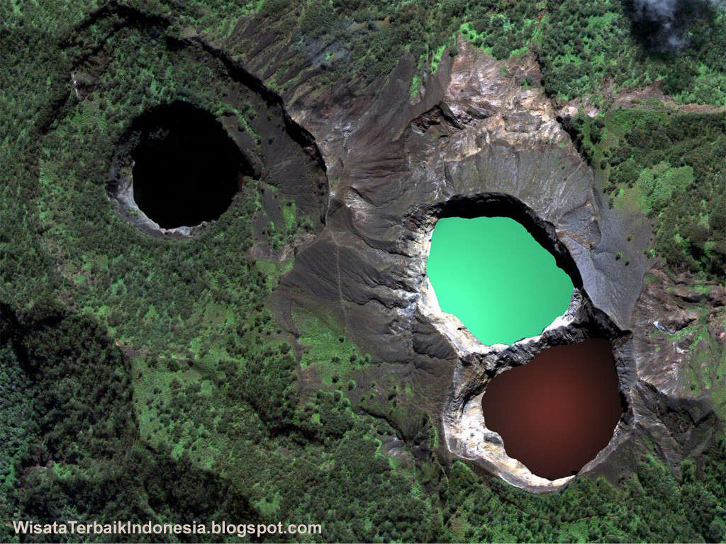Hồ nước ngọc lam nằm trên ngọn núi Flores cao nhất Indonesia, luôn thay đổi màu sắc một cách định kỳ.