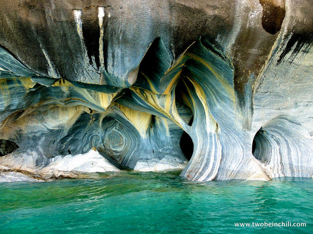 Hang động đá cẩm thạch ở Chile có hoa văn đẹp huyền hoặc kết hợp với sự phản chiếu làn nước lấp lánh trên trần tạo ra một hiệu ứng tuyệt đẹp.