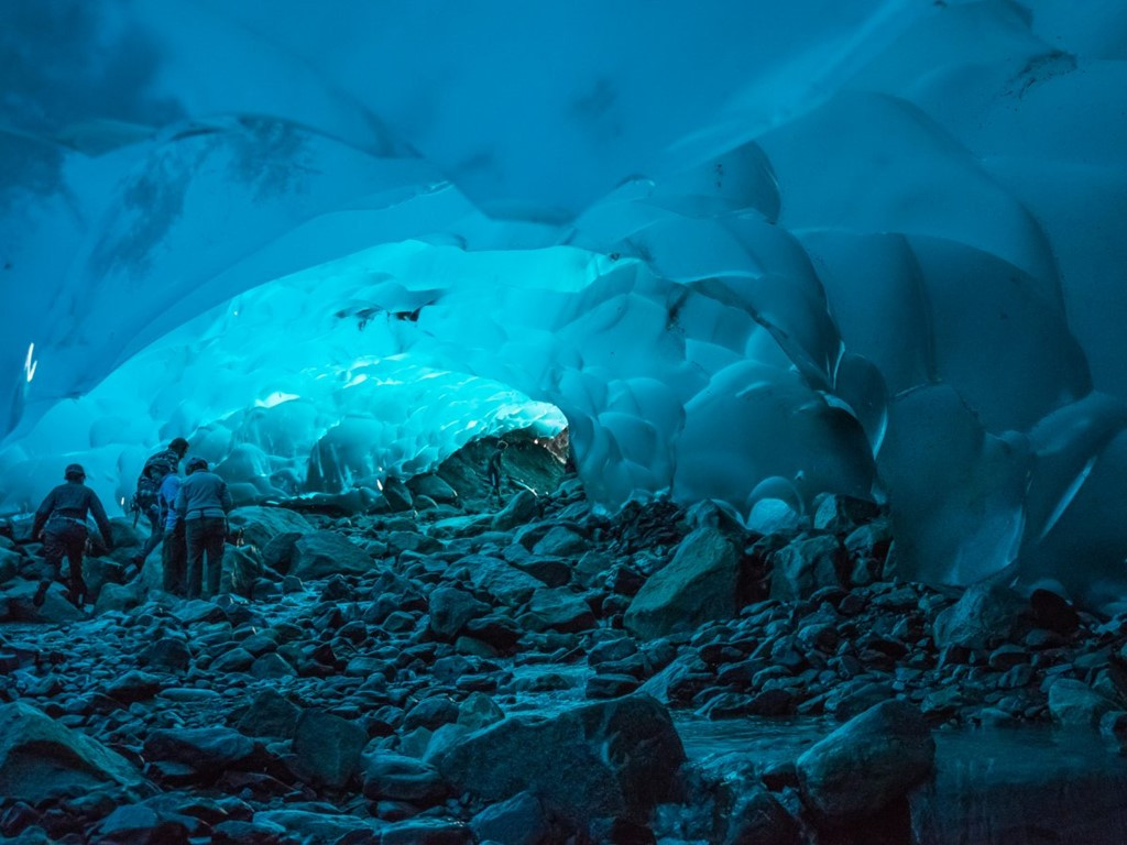 Là một phần của dòng sông băng Mendenhall Glacier, hang động băng Mendenhall được hình thành do các sông băng tan chảy tạo ra một thế giới màu ngọc lam đẹp huyền bí.