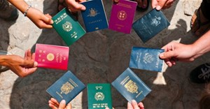 Vì sao hộ chiếu trên thế giới chỉ có 4 gam màu?