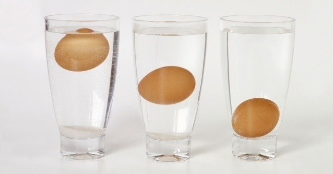 Trứng gà để lâu khi cho vào nước sẽ nổi và tốt nhất bạn không nên ăn nó. 