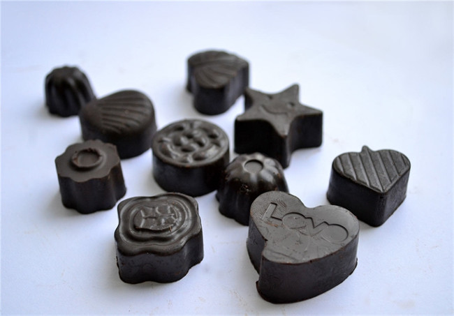 Theo một nghiên cứu, ăn một miếng nhỏ chocolate đen trước bữa ăn có thể tạo ra các hormome trong não khiến bạn cảm thấy no.