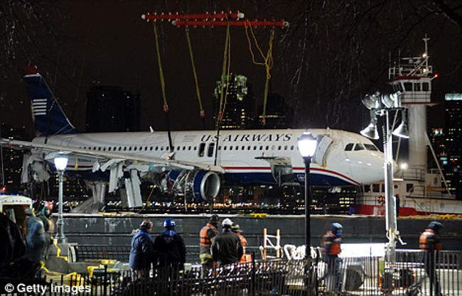 Máy bay mang số hiệu 1549 của Hãng US Airways trong quá trình trục vớt Máy bay mang số hiệu 1549 của Hãng US Airways trong quá trình trục vớt