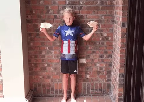  Thả 1 giấy lọc cà phê cùng với 2 giấy lọc cà phê ghép với nhau.