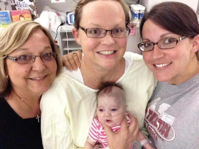 Elayna Nigrelli ( đeo kính ở giữa), cô giáo người Mỹ, được cho là đã chết, vẫn sinh con và sau đó sống lại.