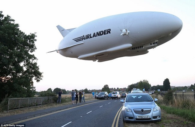 Airlander 10 được sản xuất bởi công ty Công ty Hybrid Air Vehicles, và có giá 25 triệu bảng (khoảng 725 tỉ đồng).