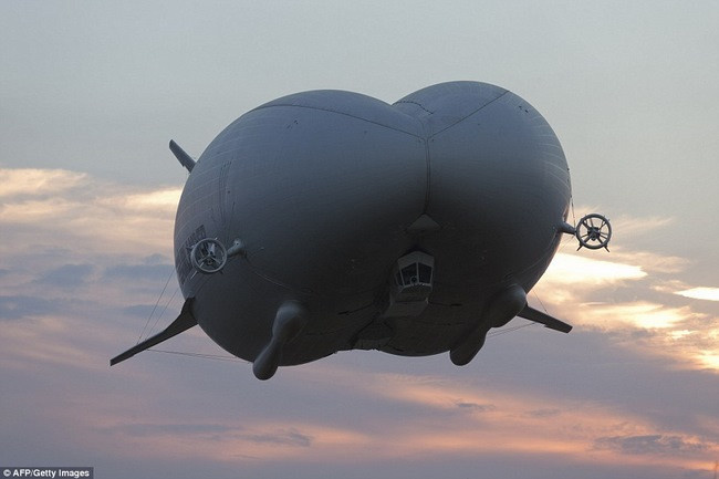 Máy bay Airlander 10 là “con lai” của trực thăng, máy bay và khí cầu.