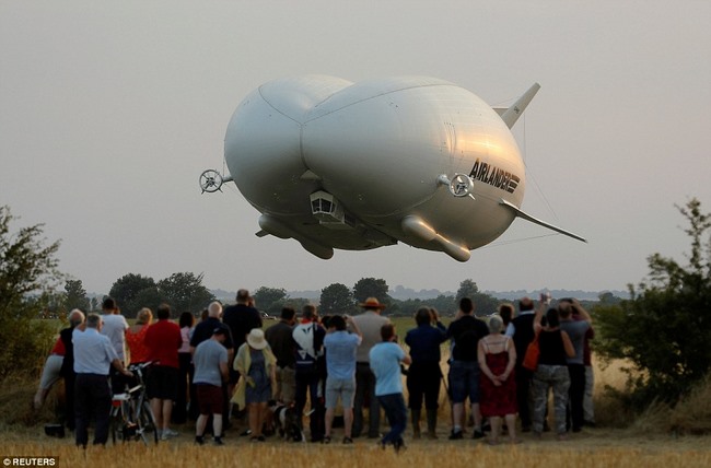 Máy bay Airlander 10 là “con lai” của trựAirlander 10 được thiết kế nhằm sử dụng ít nhiên liệu hơn máy bay thương mại thông thường nhưng chở được nhiều hơn.3c thăng, máy bay và khí cầu.