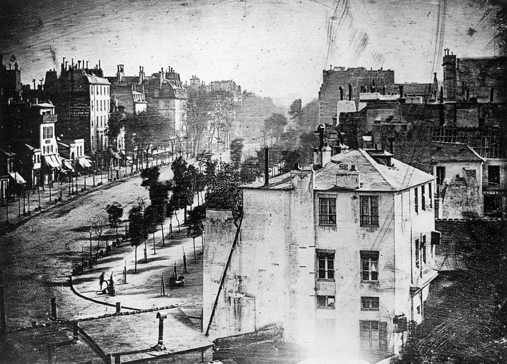 Bức ảnh đầu tiên ghi lại và ử lý bằng phương pháp Daguerreotype là cảnh phố xá nhộn nhịp ở Boulevard du Temple.