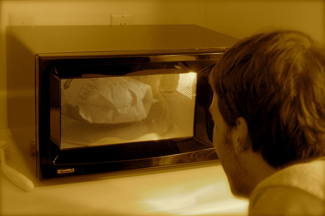 Đừng có nhìn khi sử dụng lò vi sóng nhé