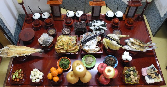 Người Hàn Quốc bày lễ cúng tổ tiên