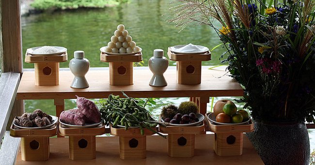 Bánh Tsukimi-Dango được xếp thành hình tam giác