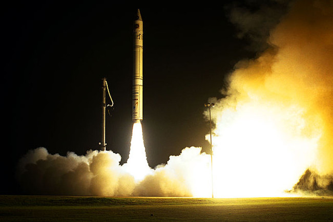 Quả tên lửa thử nghiệm Athena, mang theo hai thùng nhỏ chứa nguyên tố phóng xạ cobalt 57, được phóng từ một căn cứ quân sự Mỹ gần Green River, Utah.   Quả tên lửa thử nghiệm Athena, mang theo hai thùng nhỏ chứa nguyên tố phóng xạ cobalt 57, được phóng từ một căn cứ quân sự Mỹ gần Green River, Utah.