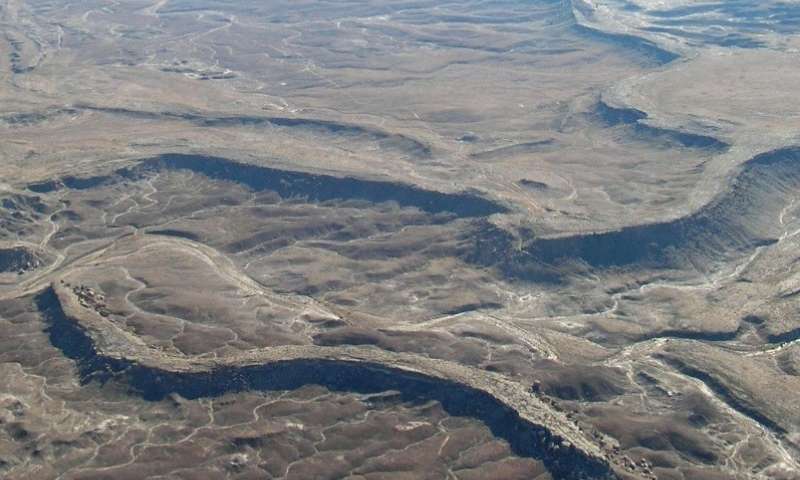 Hóa thạch này được làm bằng cát, sỏi, chúng bị cô đặc và bám đầy đất khoáng Hóa thạch này được làm bằng cát, sỏi, chúng bị cô đặc và bám đầy đất khoáng